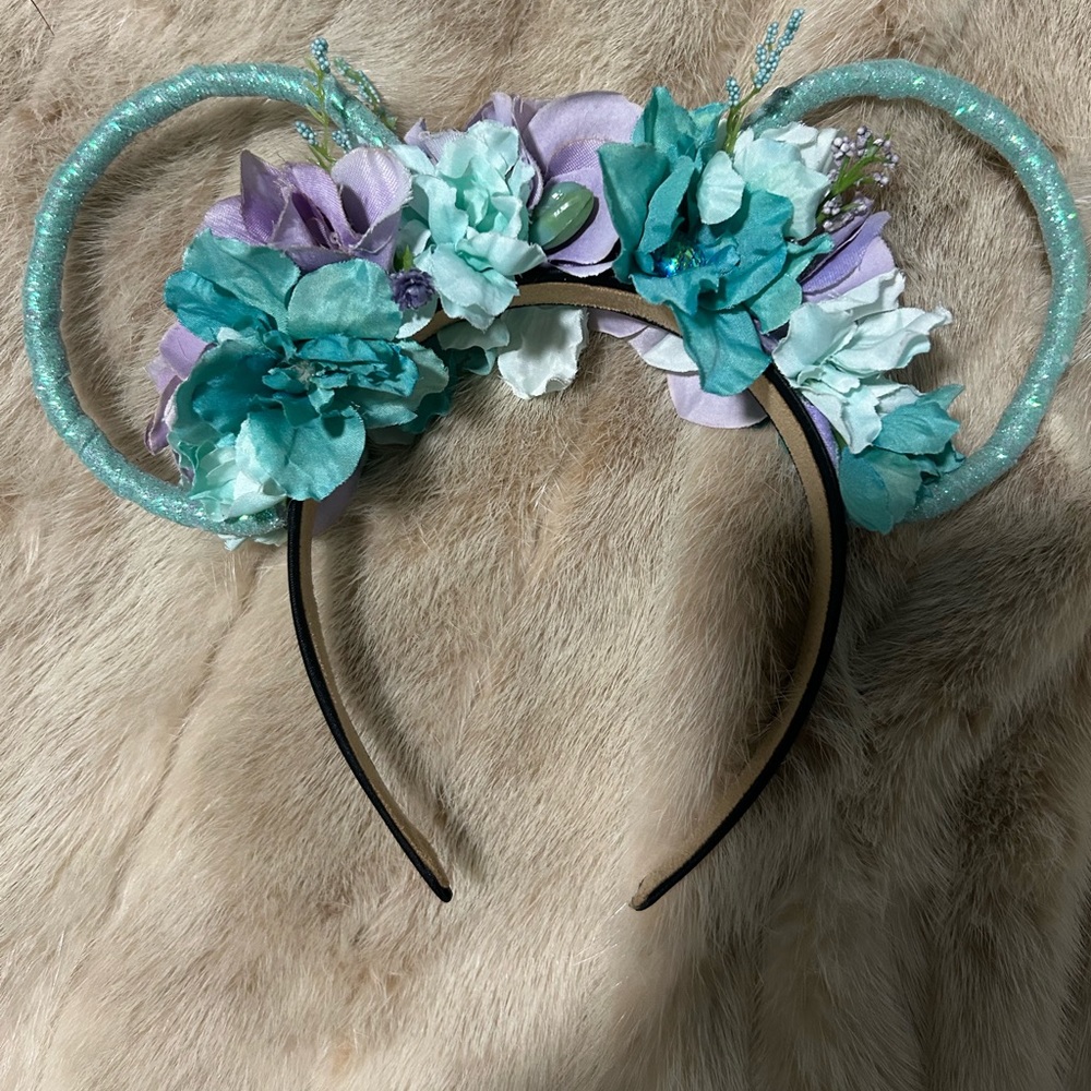 Beautiful Minnie Mouse ears in Ariel colors